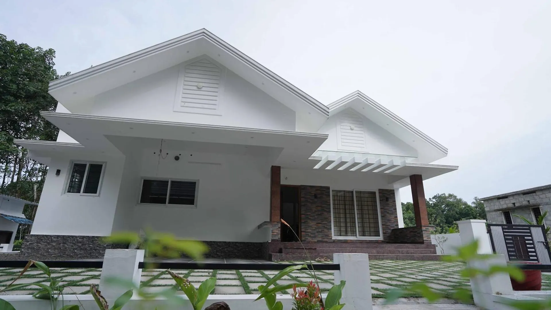House For Daily Rent In Areeparambu, Kottayam Pambadi India